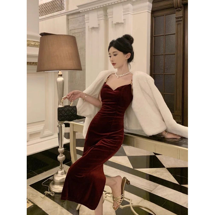 Langes Kleid mit Herz-Ausschnitt und schmalen Trägern