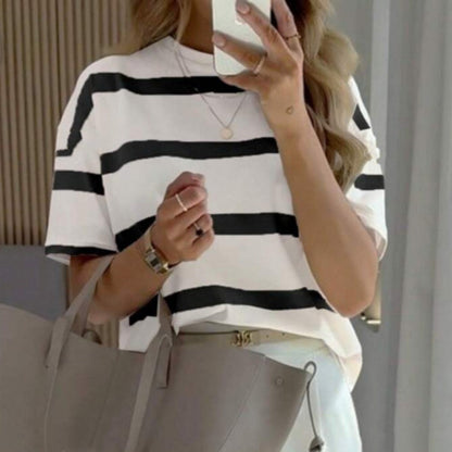 Kurzarmshirt mit Streifenmuster und Rundhalsausschnitt