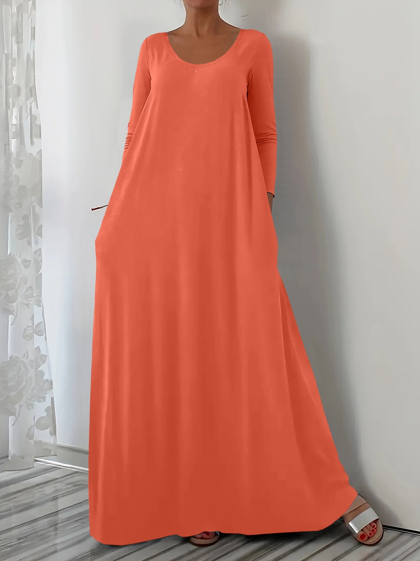 Langes Kleid mit Rundhalsausschnitt und Langarm