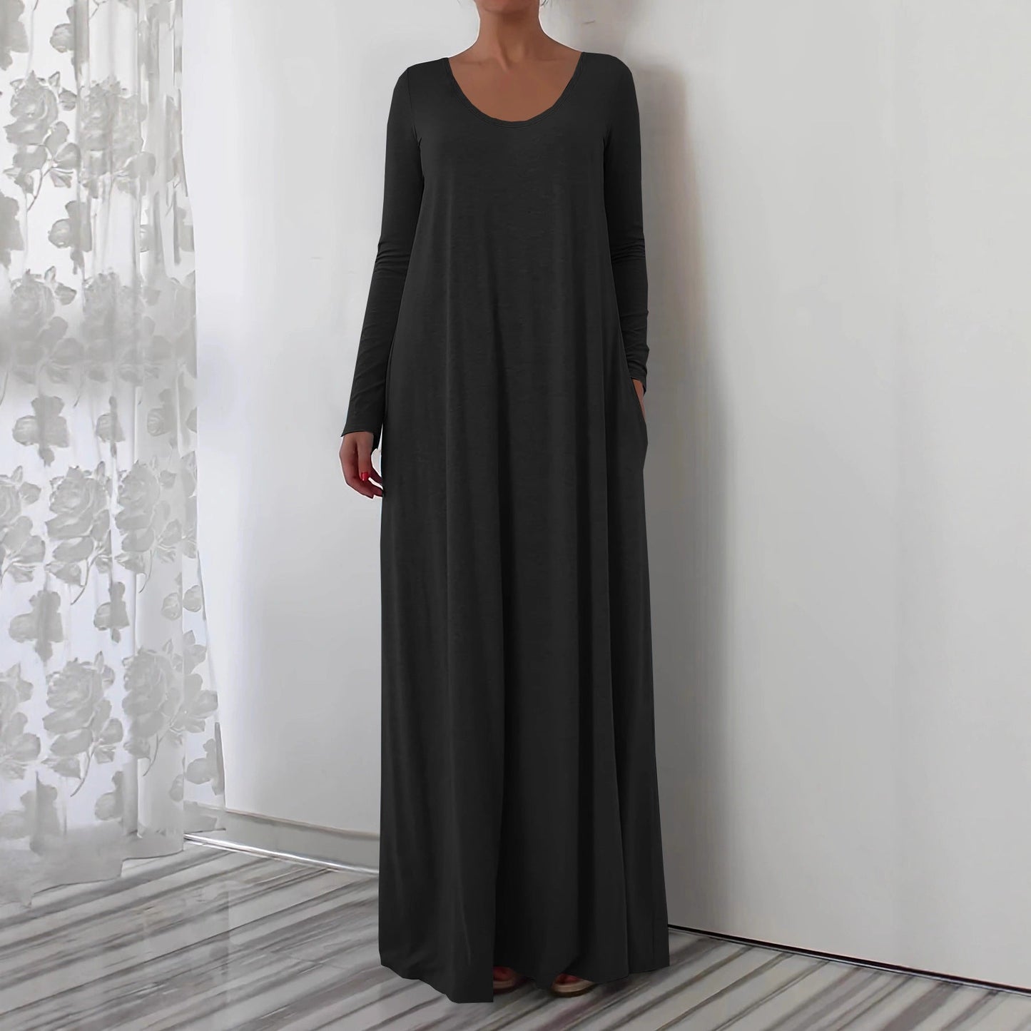 Langes Kleid mit Rundhalsausschnitt und Langarm