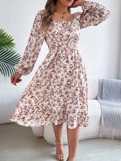 Kleid mit floralem Muster und Bindegürtel