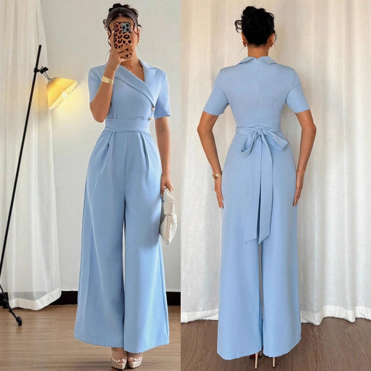 Ärmelloser Jumpsuit mit V-Ausschnitt und Bindegürtel
