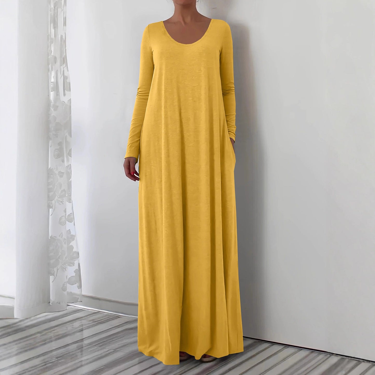 Langes Kleid mit Rundhalsausschnitt und Langarm