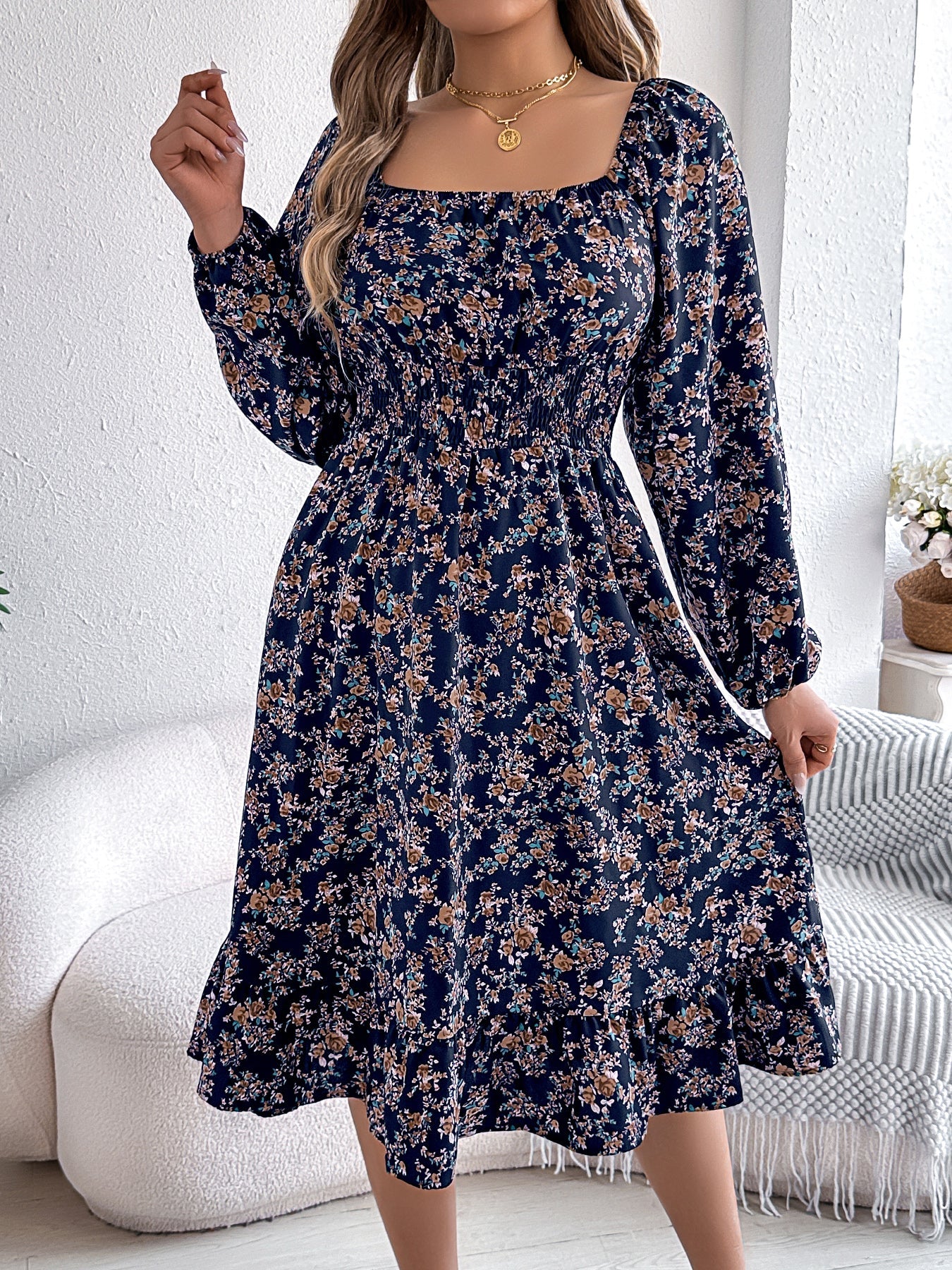 Kleid mit floralem Muster und Bindegürtel