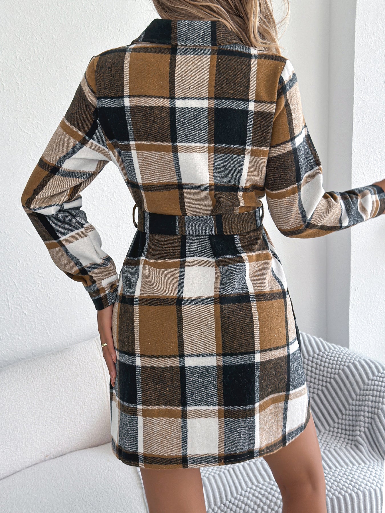 Kurzkleid mit Hemdkragen, Knopfleiste und Bindegürtel
