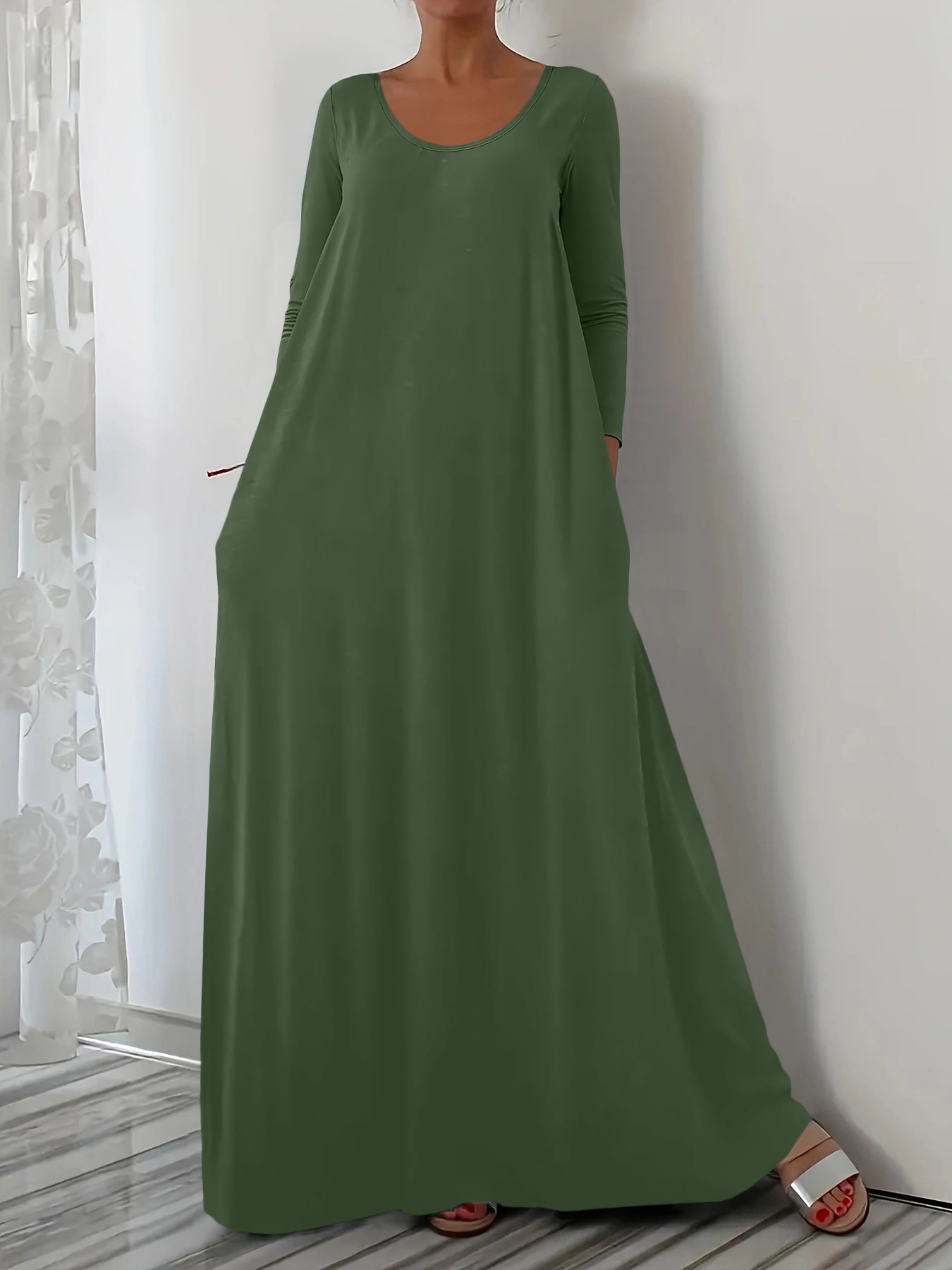 Langes Kleid mit Rundhalsausschnitt und Langarm