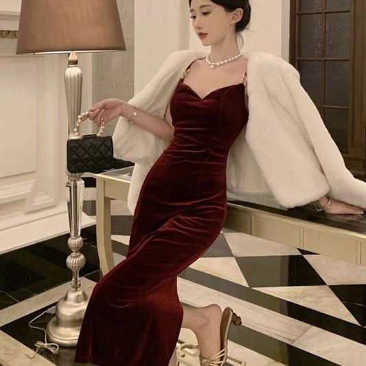 Langes Kleid mit Herz-Ausschnitt und schmalen Trägern