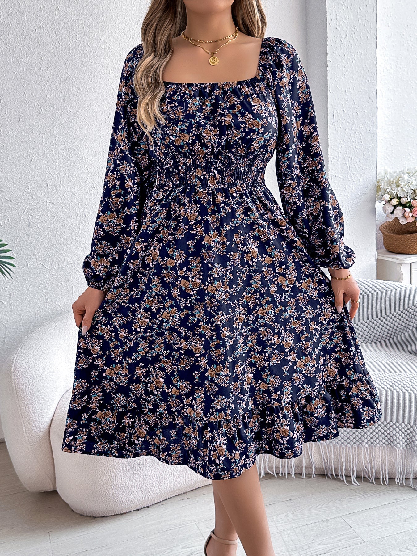 Kleid mit floralem Muster und Bindegürtel