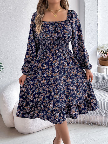 Kleid mit floralem Muster und Bindegürtel